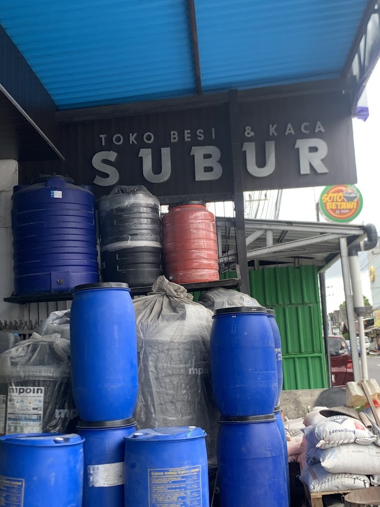Tampak depan Toko Besi dan Kaca Subur Sleman